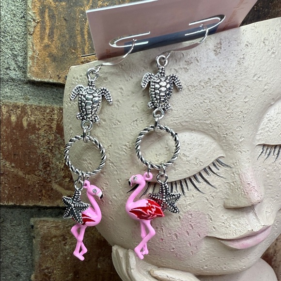 Pink Flamingo and Silver tone starfish charming Earrings - Picture 1 of 5